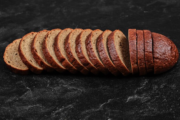 Geschnittenes Schwarzbrot.