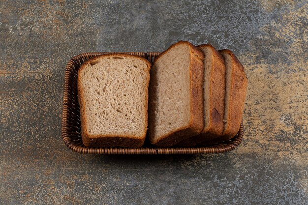 Geschnittenes Toastroggenbrot auf Holzkorb