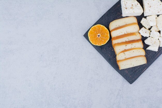Geschnittenes Weißbrot mit Orangenscheibe auf Schneidebrett. Foto in hoher Qualität
