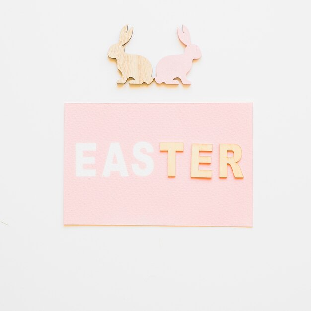 Geschnitzte Häschen und Ostern-Wort