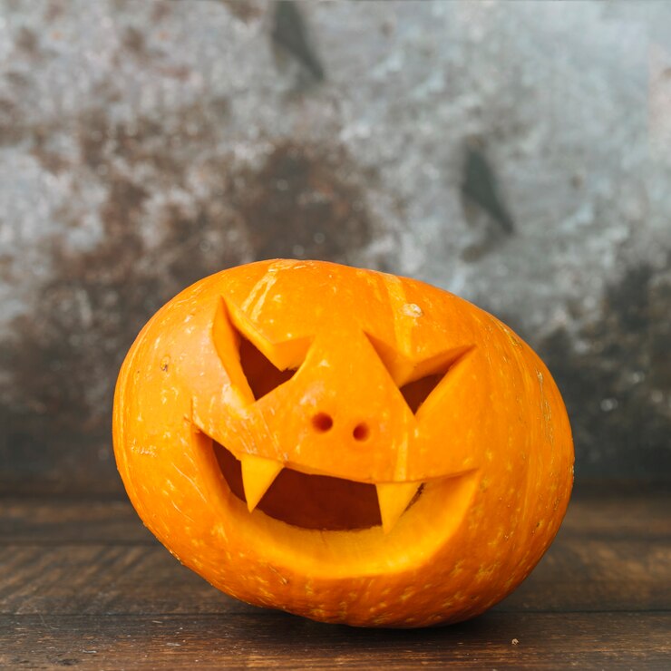Kostenlose Foto geschnitzte halloween jack-o-laterne auf dem tisch