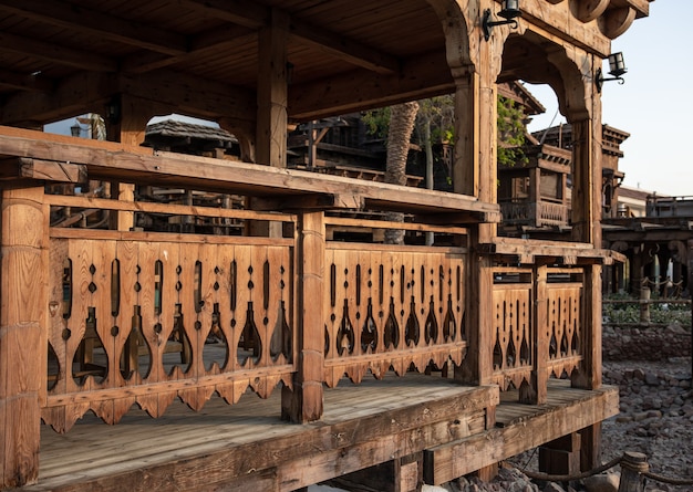 Geschnitztes Holzgeländer eines großen alten Holzhauses.