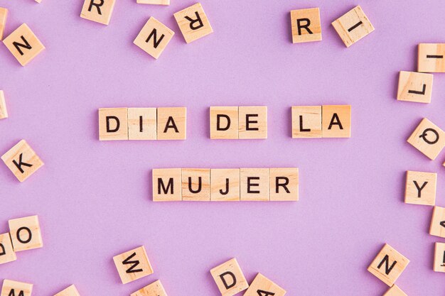 Geschriebener Frauentag in Spanisch mit Scrabble-Buchstaben