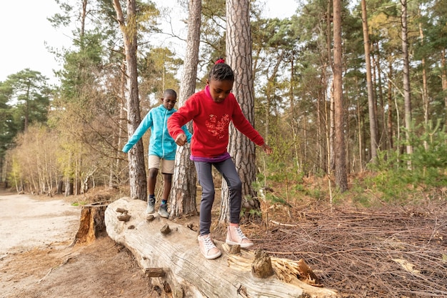 Kostenloses Foto geschwister, die gemeinsam spaß im freien haben