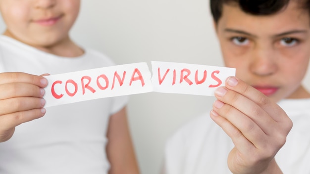 Kostenloses Foto geschwister mit coronavirus ziehen