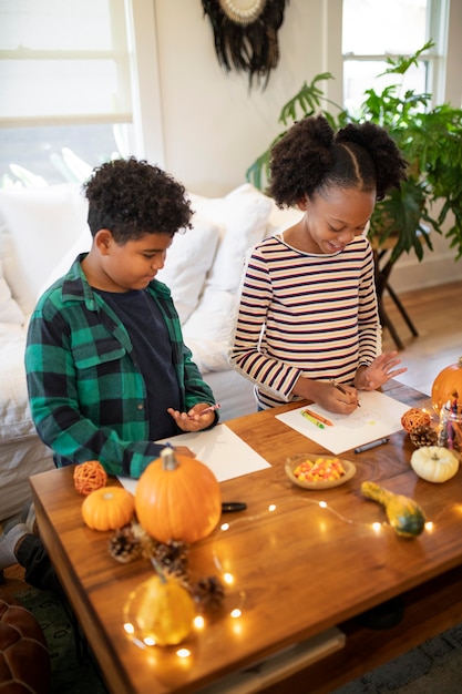 Kostenloses Foto geschwister ziehen sich vor dem thanksgiving-dinner zusammen