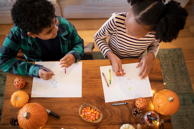 Kostenloses Foto geschwister ziehen sich vor dem thanksgiving-dinner zusammen