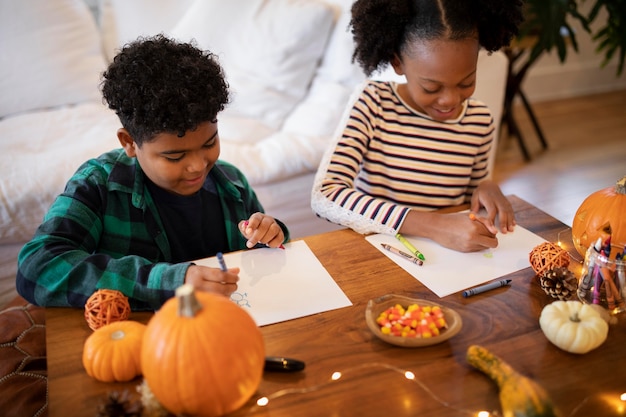 Geschwister ziehen sich vor dem Thanksgiving-Dinner zusammen