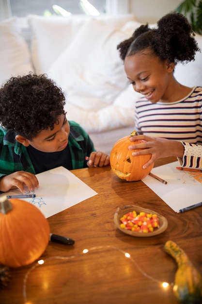 Kostenloses Foto geschwister ziehen sich vor dem thanksgiving-dinner zusammen