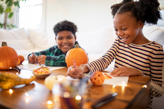 Geschwister ziehen sich vor dem Thanksgiving-Dinner zusammen