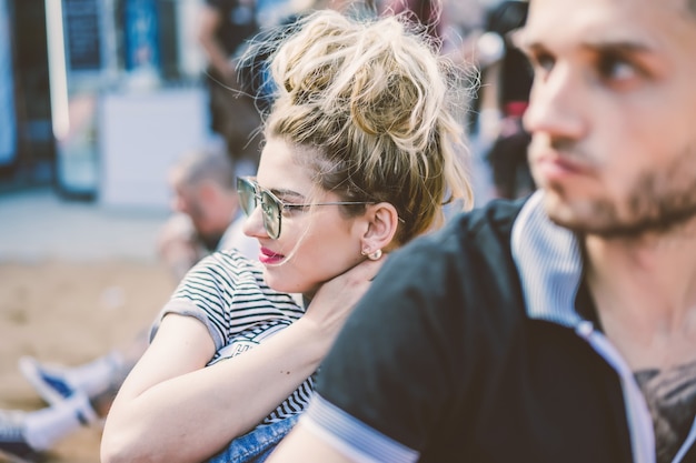 Kostenloses Foto gesellschaft von freunden bei einem picknick