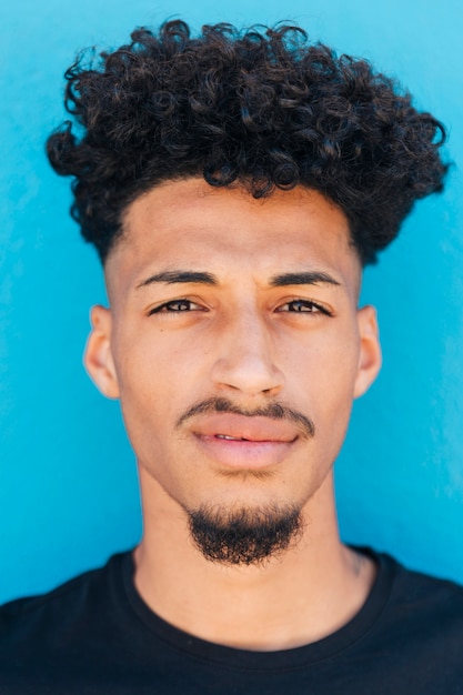Gesicht des ethnischen Mannes mit Afro