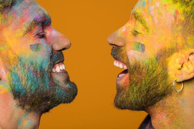 Gesichter, die Homosexuelle in Farbe beschmiert lachen
