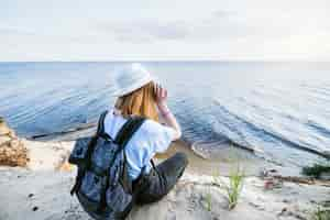 Kostenloses Foto gesichtslose frau, die meer betrachtet