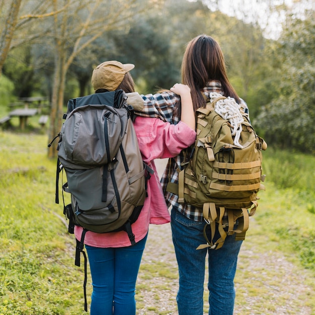 Gesichtslose Frauen mit Rucksäcken