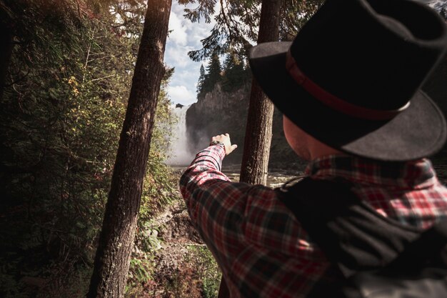 Gesichtsloser Mann, der in Wald reist