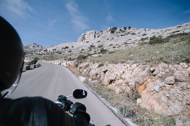 Gesichtsloser Radfahrer in der steinigen Landschaft