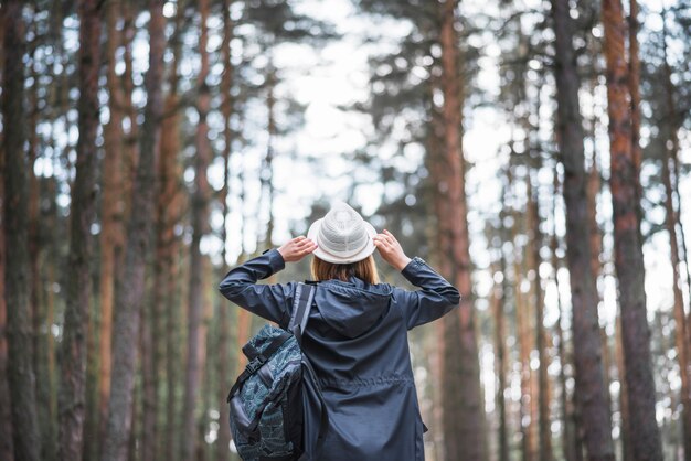 Gesichtsloser Reisender mit Rucksack und Hut