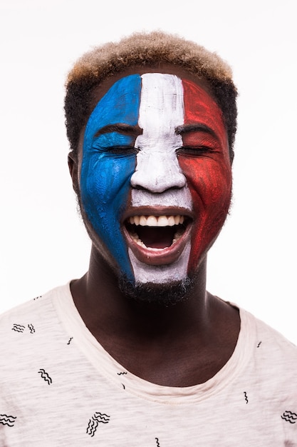 Kostenloses Foto gesichtsporträt der glücklichen afro-fanunterstützung frankreich-nationalmannschaft mit gemaltem gesicht lokalisiert auf weißem hintergrund