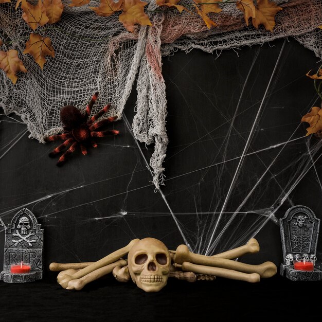 Gespenstische Halloween-Komposition mit Schädel und Knochen