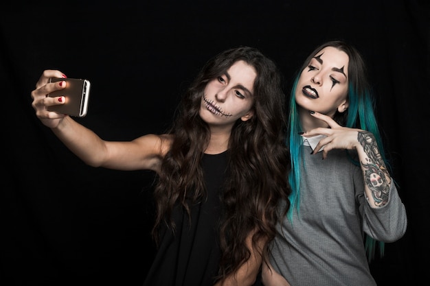 Gespenstische junge Frauen, die selfie nehmen
