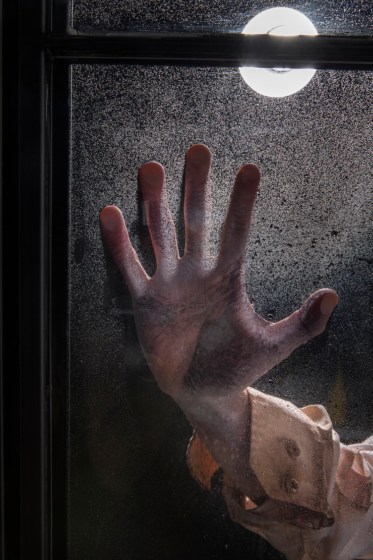 Kostenlose Foto gespenstische zombiehand an einem fenster
