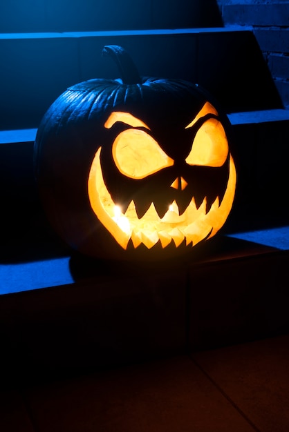 Kostenloses Foto gespenstischer halloween-kürbis auf treppen