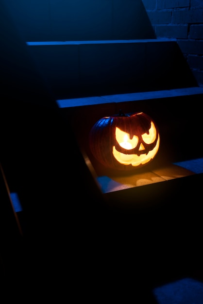 Gespenstischer Halloween-Kürbis auf Treppen