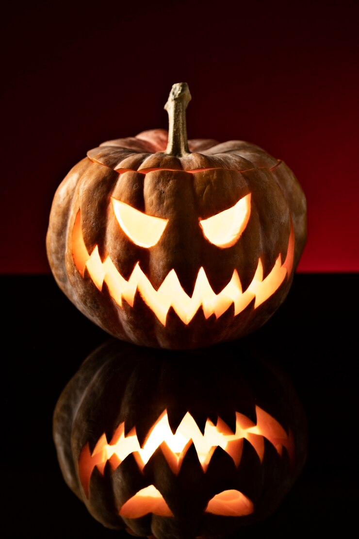 Kostenlose Foto gespenstisches halloween-kürbisschnitzen