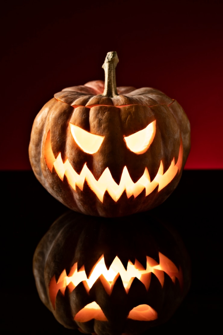 Kostenlose Foto gespenstisches halloween-kürbisschnitzen