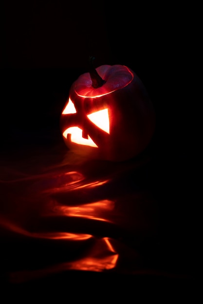 Gespenstisches Halloween-Kürbisschnitzen