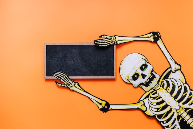 Kostenloses Foto gespenstisches skelett mit tafel