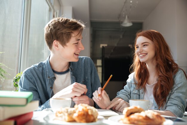 Gespräch von zwei Studenten im Café