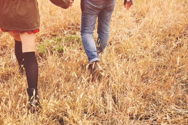 Gestalten Sie Porträt von den jungen schönen stilvollen Paaren landschaftlich, die den Spaß im Freien sinnlich und haben