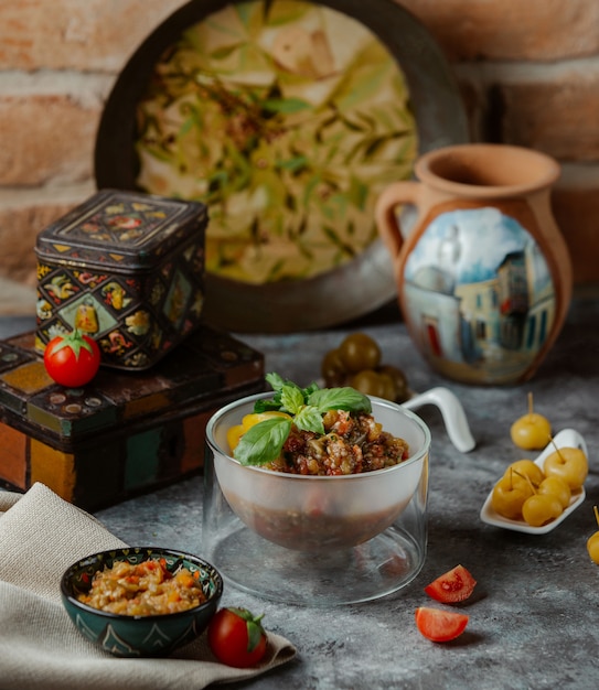 Kostenloses Foto gestampfte hühnersuppe in einer transparenten schüssel serviert mit mariniertem essen