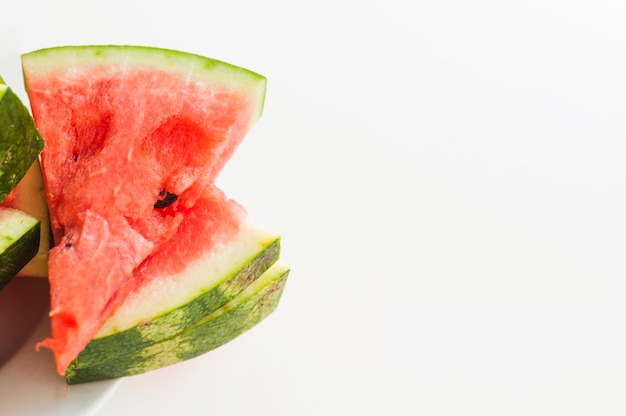 Gestapelt von den dreieckigen Scheiben der saftigen Wassermelone lokalisiert auf weißem Hintergrund