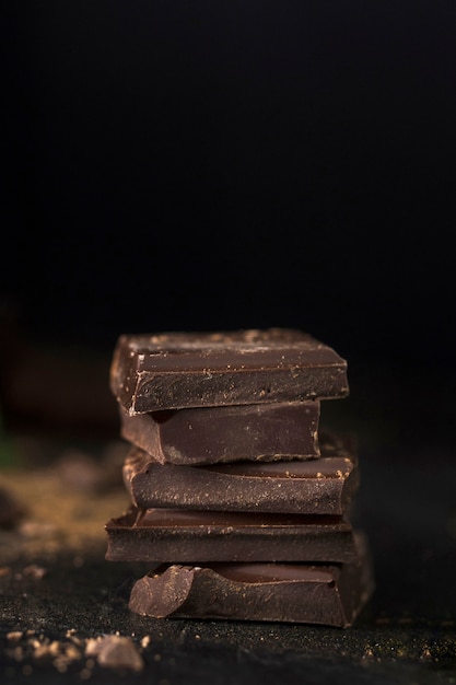 Kostenloses Foto gestapelte schokoladenstücke schließen