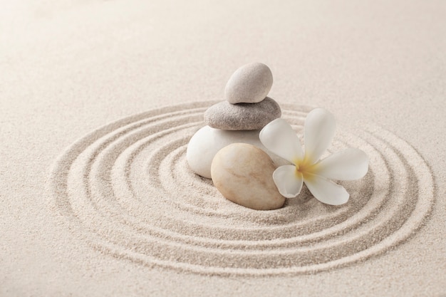 Gestapelte Zen-Steine Sand Hintergrundkunst des Gleichgewichtskonzepts