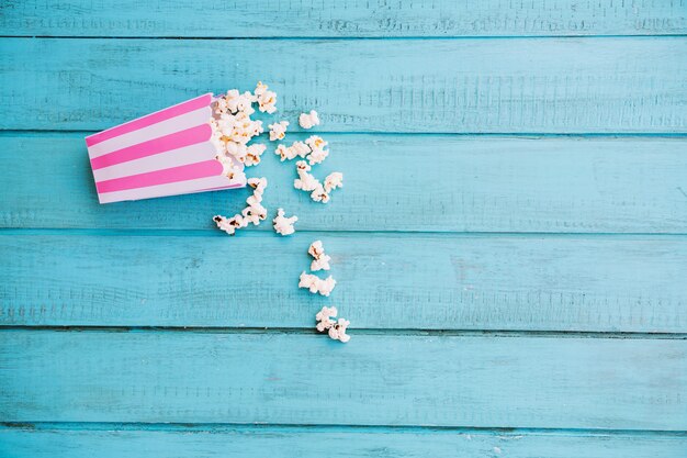 Gestreifte Box mit verschüttetem Popcorn