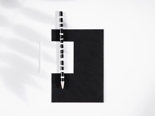 Gestreifter Schwarzweiss-Bleistift auf einem schwarzen Papier