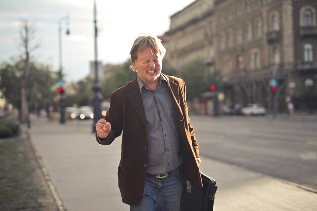 Gestresster Mann geht auf die Straße