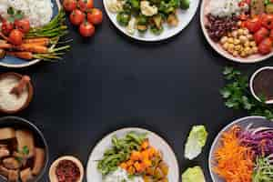 Kostenloses Foto gesunde bio-tofu und reis buddha bowl mit gemüse.