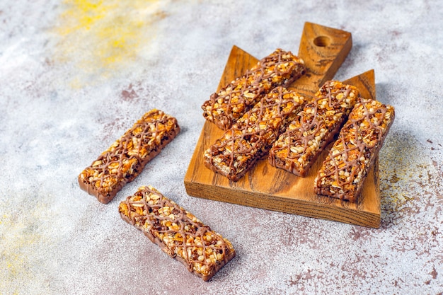 Gesunde Delikatessen Müsliriegel mit Schokolade, Müsliriegel mit Nüssen und trockenen Früchten, Draufsicht