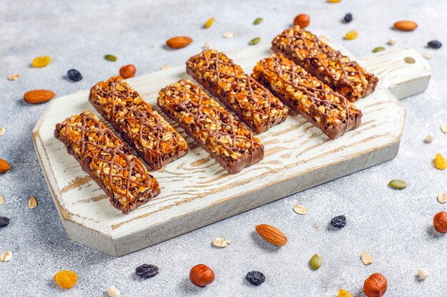 Gesunde Delikatessen Müsliriegel mit Schokolade, Müsliriegel mit Nüssen und trockenen Früchten, Draufsicht