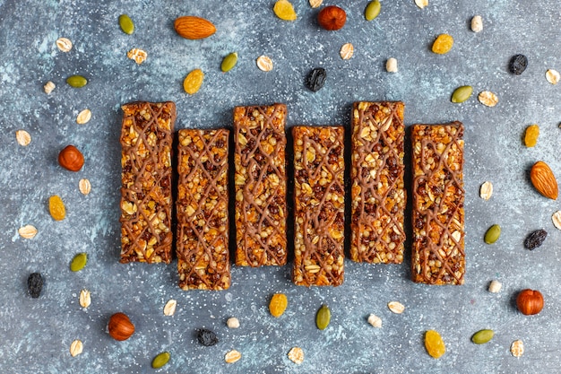 Gesunde Delikatessen Müsliriegel mit Schokolade, Müsliriegel mit Nüssen und Trockenfrüchten