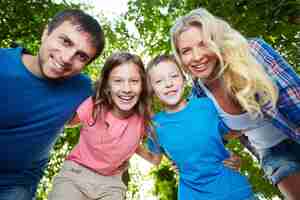 Kostenloses Foto gesunde familie zu lachen