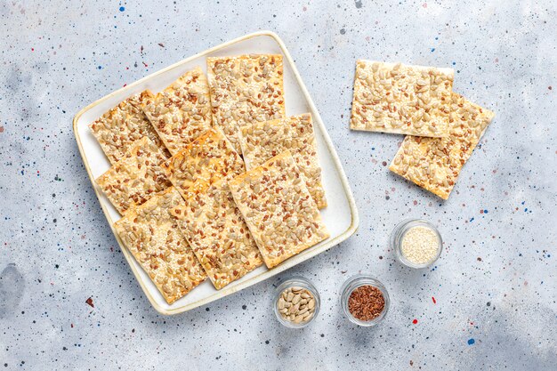 Gesunde frisch gebackene glutenfreie Cracker mit Samen.