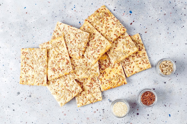 Kostenloses Foto gesunde frisch gebackene glutenfreie cracker mit samen.