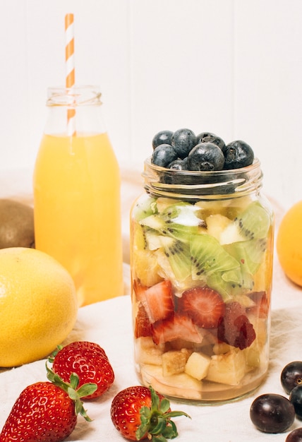 Gesunde Früchte der Vorderansicht in einem Glas