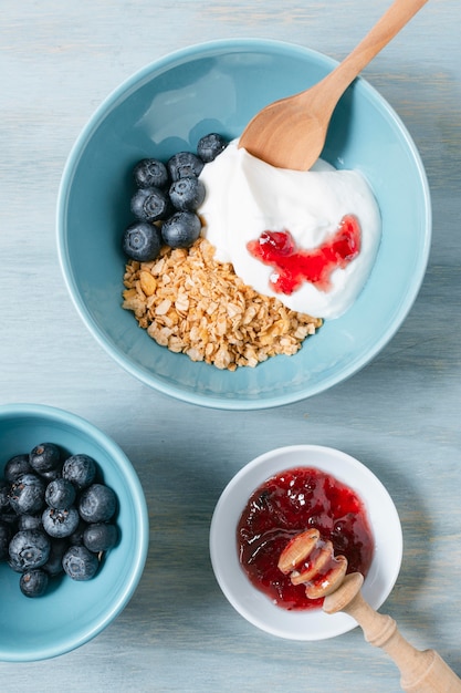 Kostenloses Foto gesunde frühstücksschale mit joghurt und früchten